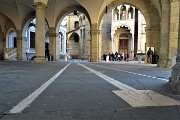 75 La meridiana sotto i portici del Palazzo della Ragione